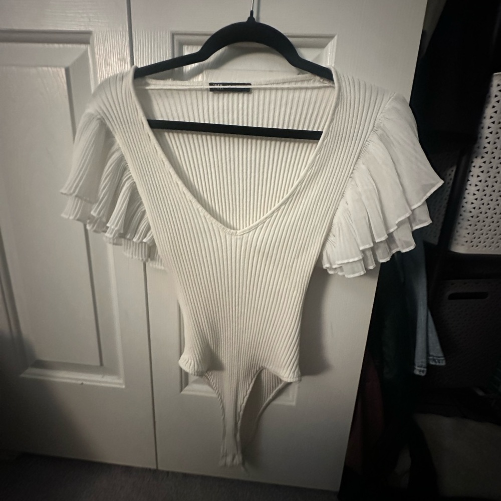 Zara Ruffle Ribbed Bodysuit 
0264/815